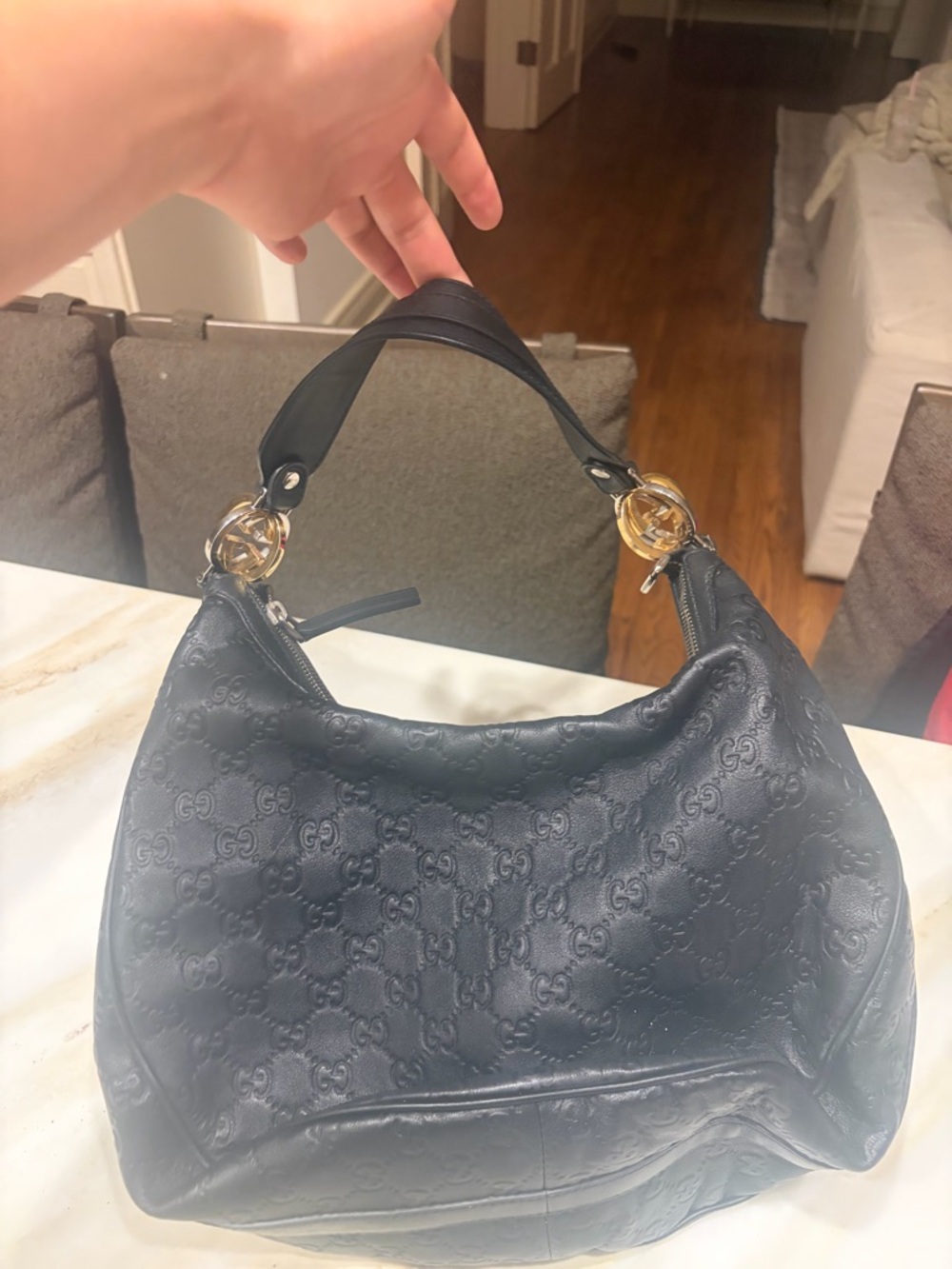 gucči purse worn a couple times - Picture 3 of 4